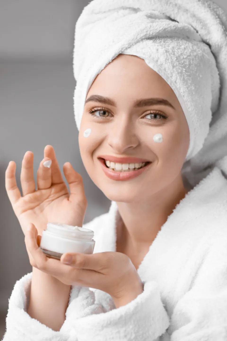 Mujer relajada en bata tras un tratamiento facial