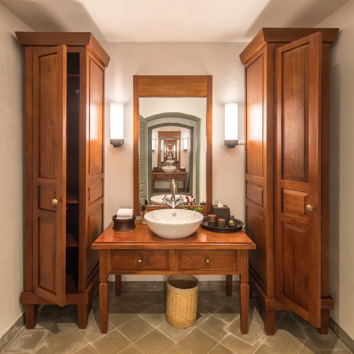Espacio del spa en tonos cálidos de madera